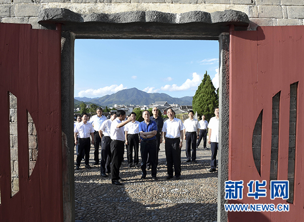 9月24日至26日，中共中央政治局常委、中央紀(jì)委書記王岐山在福建調(diào)研。這是9月24日，王岐山在上杭縣古田鎮(zhèn)參觀古田會(huì)議會(huì)址。新華社記者張鐸攝