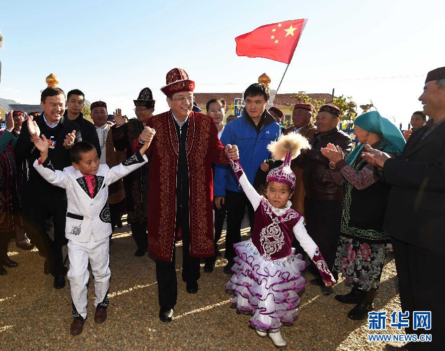 9月29日，中共中央政治局常委、全國(guó)政協(xié)主席、中央代表團(tuán)團(tuán)長(zhǎng)俞正聲率中央代表團(tuán)部分成員赴阿勒泰地區(qū)看望各族干部群眾。這是俞正聲來(lái)到布爾津縣也拉曼牧民定居新村看望哈薩克族牧民。新華社記者 高潔 攝