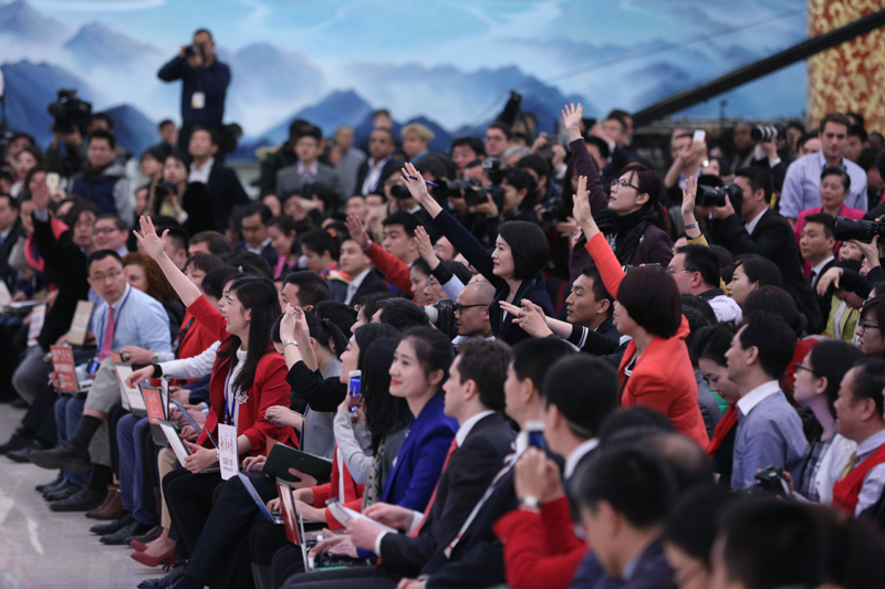 3月15日，國(guó)務(wù)院總理李克強(qiáng)在北京人民大會(huì)堂與中外記者見(jiàn)面，并回答記者提問(wèn)。這是記者舉手爭(zhēng)取提問(wèn)機(jī)會(huì)。 新華社記者 才揚(yáng) 攝