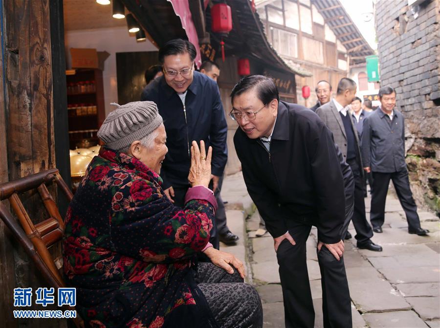 這是11月21日，張德江在宜賓李莊鎮(zhèn)同濟(jì)社區(qū)與居民親切交談。 新華社記者 劉衛(wèi)兵 攝 