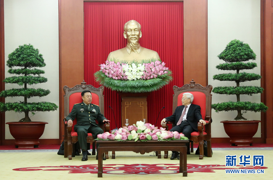 6月18日，在越南首都河內(nèi)，正在越南訪問的中央軍委副主席范長龍（左）會見越共中央總書記阮富仲。 新華社發(fā)（李曉偉攝） 