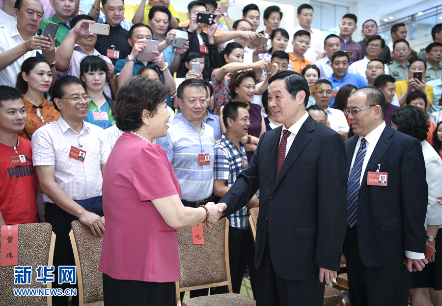 7月19日，中國曲藝家協(xié)會(huì)第八次全國代表大會(huì)在北京召開。中共中央政治局委員、中央書記處書記、中宣部部長劉奇葆出席開幕式并講話。這是開幕式前，劉奇葆接見與會(huì)代表。新華社記者 張領(lǐng) 攝