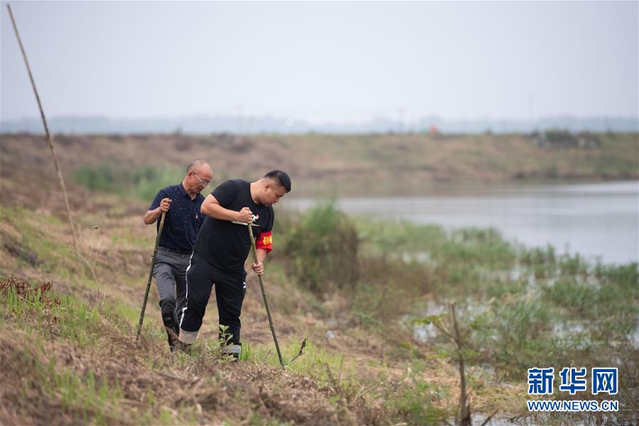 （防汛抗洪·圖文互動）（1）在大堤上成長，為人民守護(hù)——洪水中的青年“生力軍”