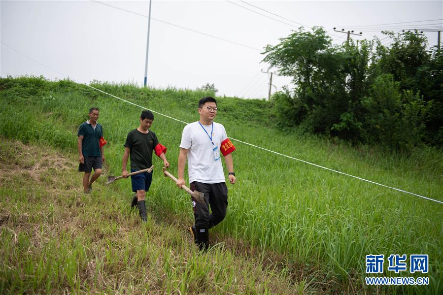 （防汛抗洪·圖文互動）（3）在大堤上成長，為人民守護(hù)——洪水中的青年“生力軍”