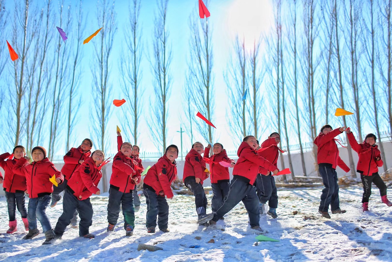 2017年11月15日， “多一克溫暖”公益行動走進北疆地區(qū)，實現(xiàn)了從物質(zhì)捐贈到“物質(zhì)+精神”溫暖的升級。 “體操冠軍”楊威、好妹妹樂隊等傾情加盟，不僅為孩子們帶來加厚羽絨服和御寒物資，還準備了溫暖的課堂。