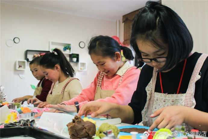 在北京，孩子們上了一節(jié)別開生面的廚藝課——手工DIY餅干。孩子們腦洞大開親自上手，從制作到出爐不僅留下了噴香的餅干，還留下了珍貴的回憶。親手做的餅干孩子們舍不得獨享，成為了回程路上最重要的“伴手禮”