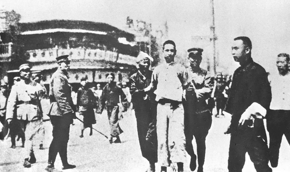 1927年4月12日 “四?一二”反革命政變，國(guó)民黨反動(dòng)派捕殺大批共產(chǎn)黨員和工人、學(xué)生、群眾