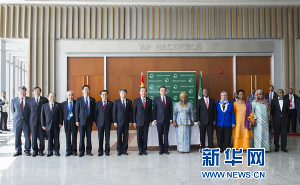 5月5日，中國國務(wù)院總理李克強(qiáng)在亞的斯亞貝巴非洲聯(lián)盟總部會(huì)見非盟委員會(huì)主席祖馬。這是會(huì)見后，李克強(qiáng)同祖馬參加集體合影。新華社記者王曄攝