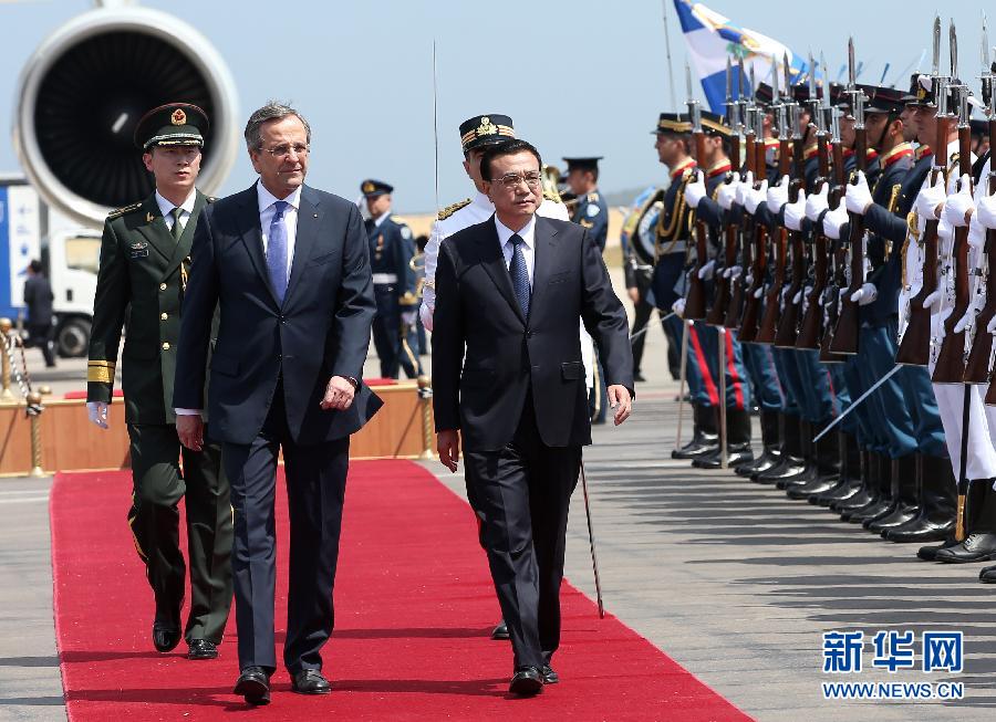 6月19日，國務(wù)院總理李克強(qiáng)乘專機(jī)抵達(dá)雅典國際機(jī)場(chǎng)，開始對(duì)希臘進(jìn)行正式訪問。希臘總理薩馬拉斯在機(jī)場(chǎng)為李克強(qiáng)舉行隆重的歡迎儀式。這是李克強(qiáng)在薩馬拉斯的陪同下檢閱儀仗隊(duì)。新華社記者 龐興雷 攝