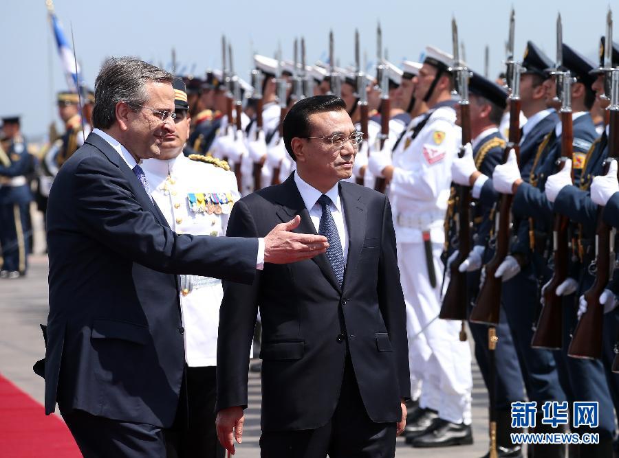 6月19日，國務(wù)院總理李克強(qiáng)乘專機(jī)抵達(dá)雅典國際機(jī)場(chǎng)，開始對(duì)希臘進(jìn)行正式訪問。希臘總理薩馬拉斯在機(jī)場(chǎng)為李克強(qiáng)舉行隆重的歡迎儀式。這是李克強(qiáng)在薩馬拉斯的陪同下檢閱儀仗隊(duì)。新華社記者 龐興雷 攝  