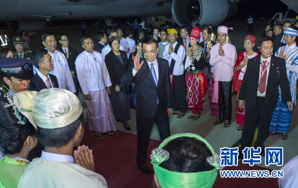 11月12日，中國國務(wù)院總理李克強抵達內(nèi)比都，出席東亞合作領(lǐng)導人系列會議并對緬甸進行正式訪問。 新華社記者王曄攝