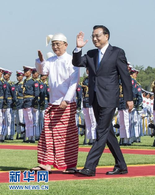 11月14日，中國國務(wù)院總理李克強在內(nèi)比都同緬甸總統(tǒng)吳登盛舉行會談。這是會談前，吳登盛在緬甸總統(tǒng)府前廣場為李克強舉行隆重的歡迎儀式。新華社記者 王曄 攝