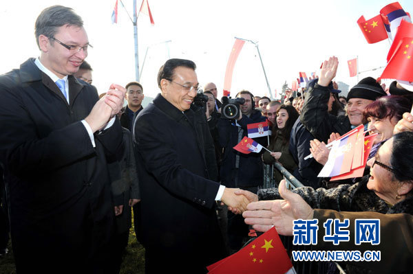 12月18日，中國(guó)國(guó)務(wù)院總理李克強(qiáng)在貝爾格萊德同塞爾維亞總理武契奇共同出席貝爾格萊德跨多瑙河大橋竣工儀式。這是李克強(qiáng)在儀式現(xiàn)場(chǎng)同塞爾維亞群眾親切握手。新華社記者 饒愛(ài)民 攝