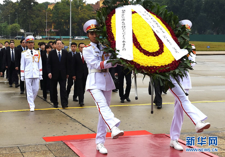 12月25日至27日，中共中央政治局常委、全國(guó)政協(xié)主席俞正聲對(duì)越南進(jìn)行正式訪問(wèn)。 這是12月27日，俞正聲在河內(nèi)瞻仰胡志明主席陵。新華社記者劉建生攝