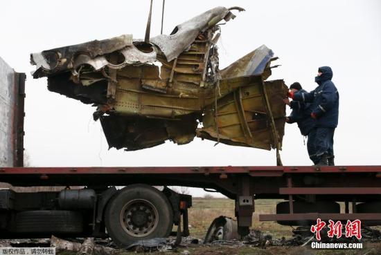 資料圖：2014年11月16日，烏克蘭頓涅茨克地區(qū)，墜毀MH17飛機事故現(xiàn)場成功搜尋到起落架的部分殘骸，一大塊機身殘片等。