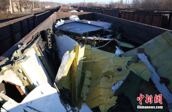 資料圖：烏克蘭頓涅茨克，MH17墜毀客機(jī)的殘骸裝上火車。圖片來(lái)源：CFP視覺(jué)中國(guó)