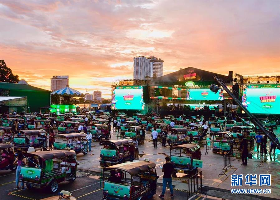 （國際·圖文互動）（2）疫情新常態(tài)下的新嘗試——泰國舉辦“嘟嘟車”音樂會